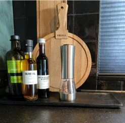 KROMS Peper En Zoutmolen Set - Peper En Zoutmolen Set Elektrisch -2 In 1 - Instelbare Maalgraad - Pepermolen - Zoutmolen - Peper En Zoutmolen Elektrisch 14 KROMS Peper En Zoutmolen Set - Peper En Zoutmolen Set Elektrisch -2 In 1 - Instelbare Maalgraad - Pepermolen - Zoutmolen - Peper En Zoutmolen Elektrisch -Woninginrichtingseries Winkel 1200x1176