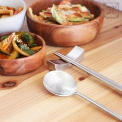 House Of Husk 1 Persoons Chopstick Lepel Set - 1 Paar Metalen Koreaanse Eetstokjes - Inclusief Eetlepel En Houder - RVS - Metaal - Eetstokjes - Koreaans - Vaatwasserbestendig - Sushi Chopsticks - Noodles - Zilver -Woninginrichtingseries Winkel 1200x1200 419