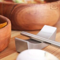 House Of Husk 1 Persoons Chopstick Lepel Set - 1 Paar Metalen Koreaanse Eetstokjes - Inclusief Eetlepel En Houder - RVS - Metaal - Eetstokjes - Koreaans - Vaatwasserbestendig - Sushi Chopsticks - Noodles - Zilver -Woninginrichtingseries Winkel 1200x1200 421