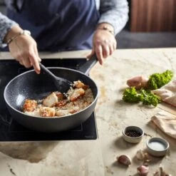 Demeyere Alu Classico 3 Wokpan – Inductie – Ceraforce Keramische Antikleeflaag – 28 Cm – PTFE En PFAS Vrij -Woninginrichtingseries Winkel 1200x1200 504