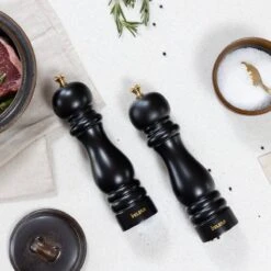 Deleca Luxe Peper En Zoutmolen Set - Met Geschenkdoos - Zout / Pepermolen - Rubberhout - Zwart & Goud 20 Deleca Luxe Peper En Zoutmolen Set - Met Geschenkdoos - Zout / Pepermolen - Rubberhout - Zwart & Goud -Woninginrichtingseries Winkel 1200x1200 618