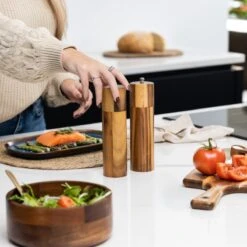 Deleca Luxe Peper En Zoutmolen Set - Zout / Pepermolen - Handmatig - Met Navul Lepel & Geschenkdoos - Acacia Hout - Rond -Woninginrichtingseries Winkel 1200x1200 630