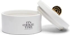 Riviera Maison Voorraadpot Met Deksel, Koekjestrommel - It's Cookie Time Storage Jar - Wit - Porselein -Woninginrichtingseries Winkel 1200x609 3
