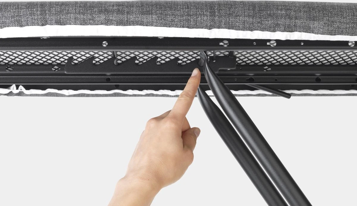 Brabantia Strijkplank B - Met Strijkijzerhouder - 124x38 Cm - Denim Blue 9 Brabantia Strijkplank B - Met Strijkijzerhouder - 124x38 Cm - Denim Blue - Afbeelding 7