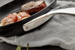 Demeyere Alu Pro Dura Glide Koekenpan - Ø 24 & Ø 28cm - Titanium -Woninginrichtingseries Winkel 1200x799 17