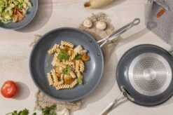 Swiss Pro+ - Koekenpannenset - 3 Delig - Keramisch - Inductie - Milieuvriendelijk - PFAS - PFOA Vrij - Sapphire Green -Woninginrichtingseries Winkel 1200x799 2