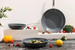 Swiss Pro+ - Koekenpannenset - 3 Delig - Keramisch - Inductie - Milieuvriendelijk - PFAS - PFOA Vrij - Sapphire Green -Woninginrichtingseries Winkel 1200x799