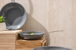 Swiss Pro+ - Koekenpannenset - 3 Delig - Keramisch - Inductie - Milieuvriendelijk - PFAS - PFOA Vrij - Sapphire Green -Woninginrichtingseries Winkel 1200x799 5