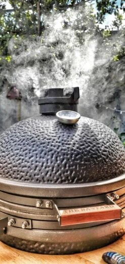 The Bastard Urban Medium - Kamado Barbecue - Kamado BBQ -Woninginrichtingseries Winkel 567x1200