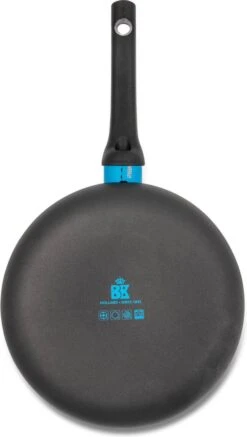 BK Blue Label Basics Hapjespan - Ø 24 Cm - Keramisch (PFAS Vrij) - Geen Inductie -Woninginrichtingseries Winkel 679x1200