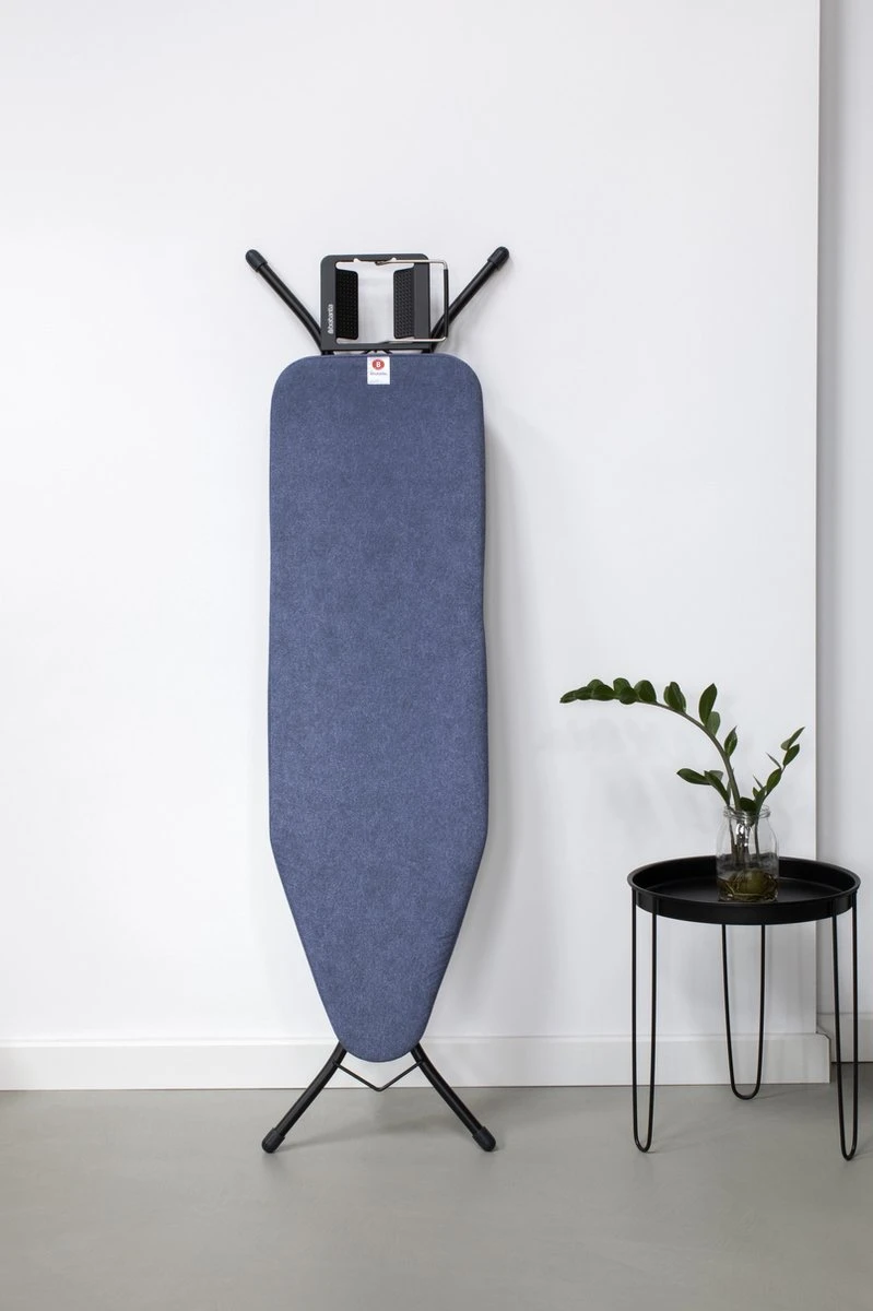 Brabantia Strijkplank B - Met Strijkijzerhouder - 124x38 Cm - Denim Blue 10 Brabantia Strijkplank B - Met Strijkijzerhouder - 124x38 Cm - Denim Blue - Afbeelding 8