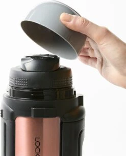 Lock&Lock Thermoskan - Isoleerkan - Thee En Koffie - Lekvrij - 1,5 Liter - RVS - Inklapbaar Handvat - Koper Roze -Woninginrichtingseries Winkel 967x1200